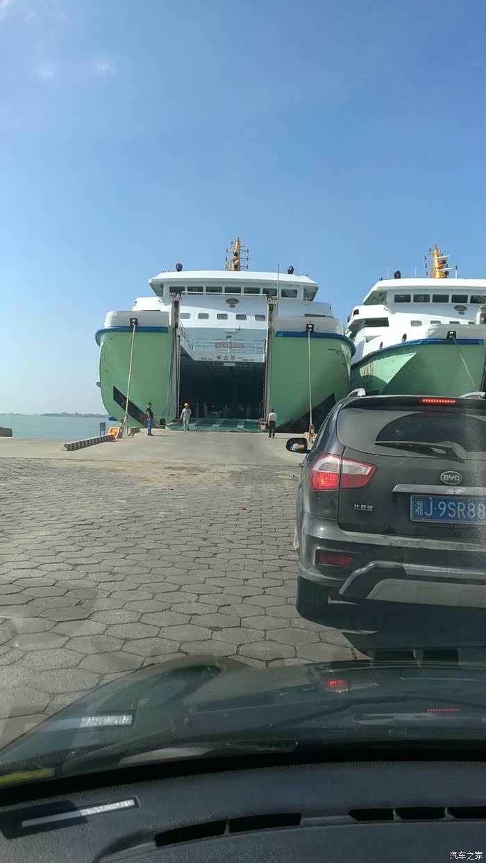 小车排队等待上船