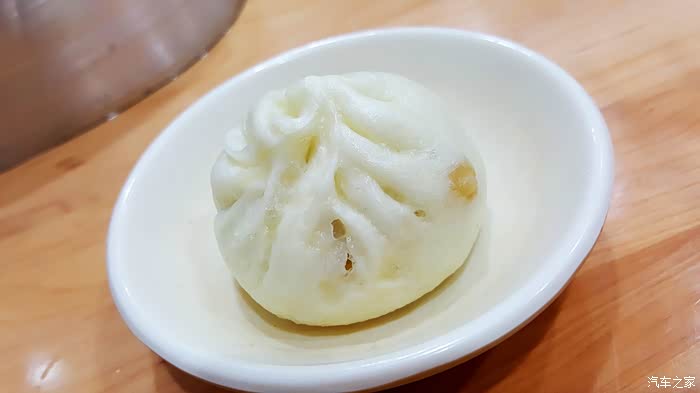 自家厨房煎了个流黄的溏心鸡蛋早餐天津小笼包