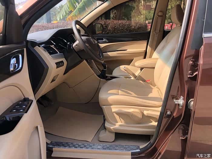 棕色的宝骏730阳光下很耀眼呀!