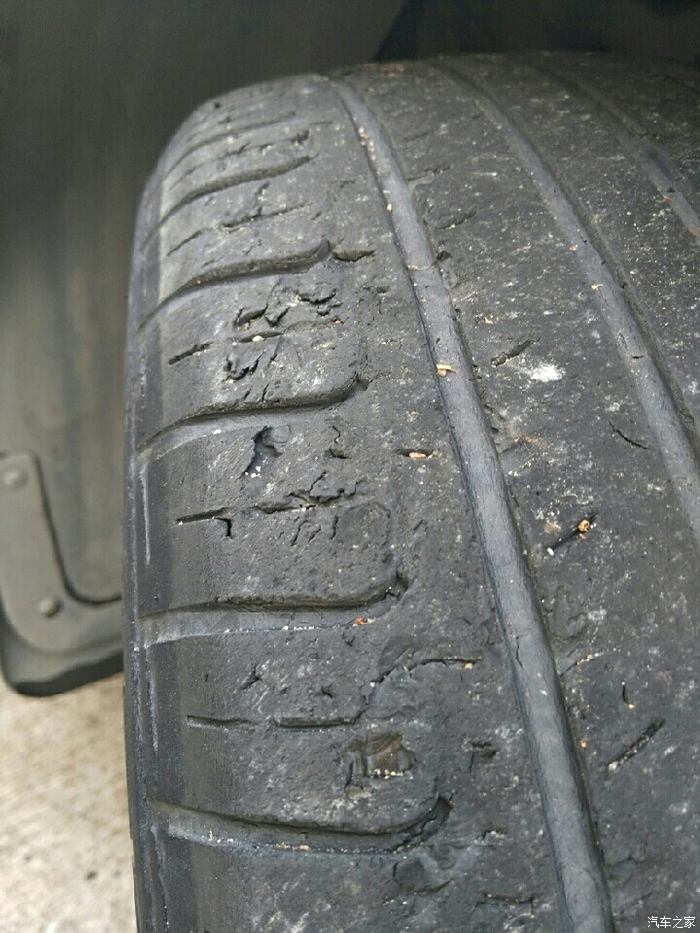 请各位看看这个轮胎磨损情况