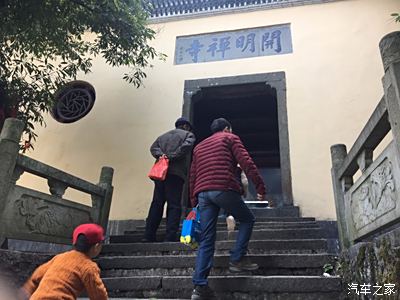 爬完曲就寺廟香火挺旺