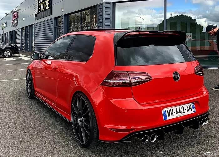 双门版高尔夫gti就是帅,可惜国内买不到,而改装后更让人流口水