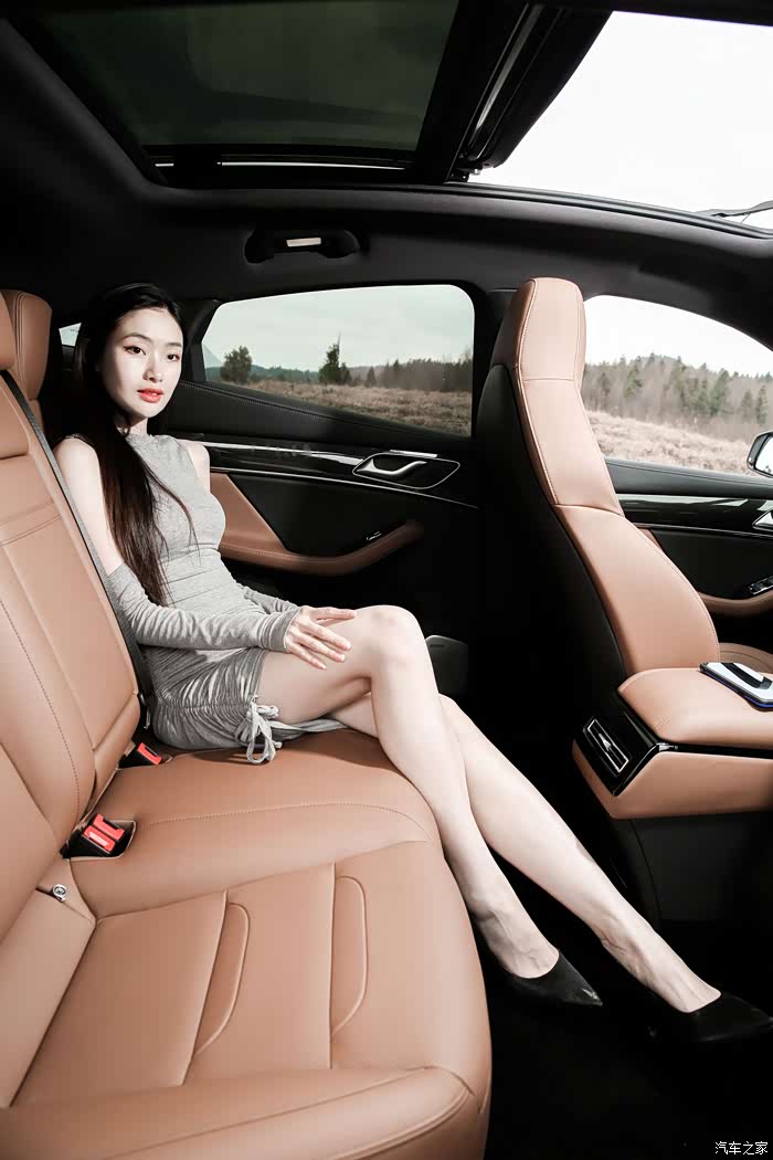再秀一波大长腿,后排也还比较宽敞,躺上去很舒服,别问我怎么知道的.