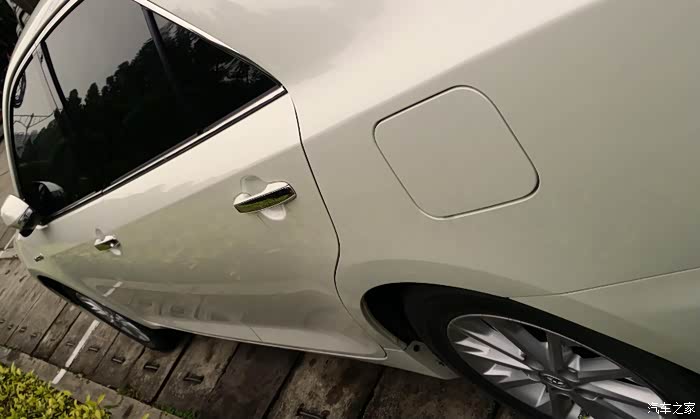 新车珍珠白左后门补漆,偏黄