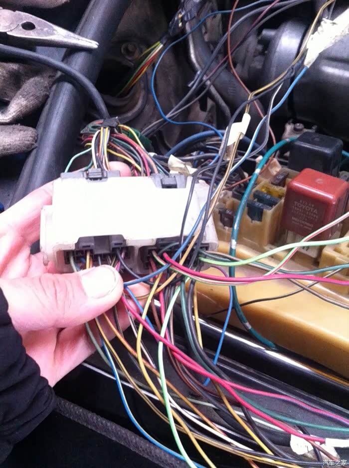 急求老皇冠3.0 ge 保险盒那两个插头的针脚说明图