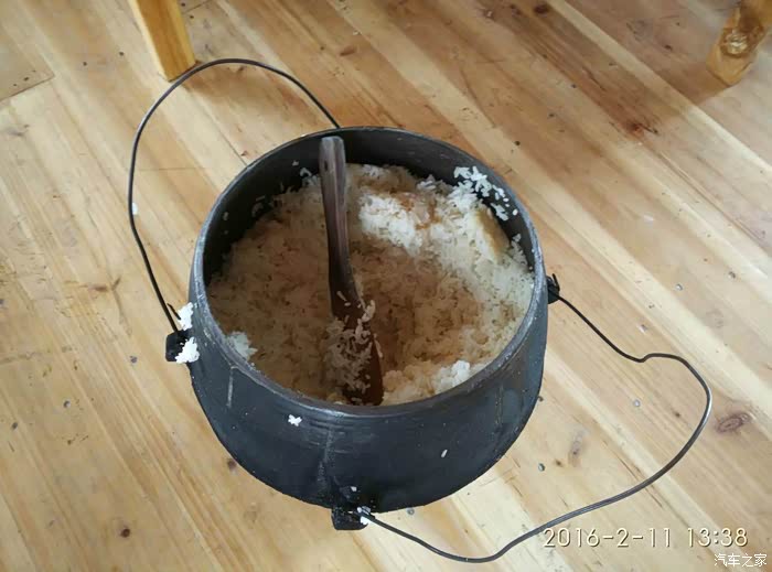 鼎锅饭里浓浓柴火味这在城市里难吃到