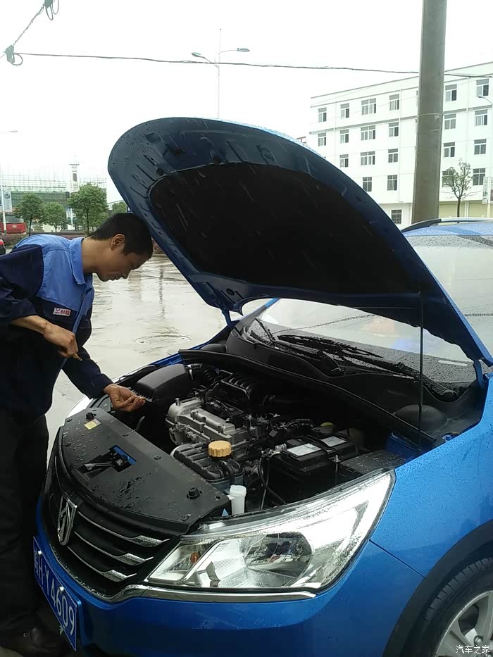 技师认真检查车况.