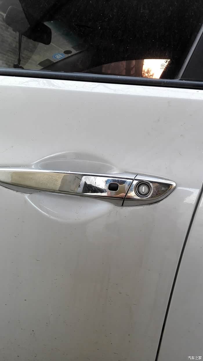 见图,请教高手.今天一看车门有些不对劲,之前也没注意这块,帮忙看看.