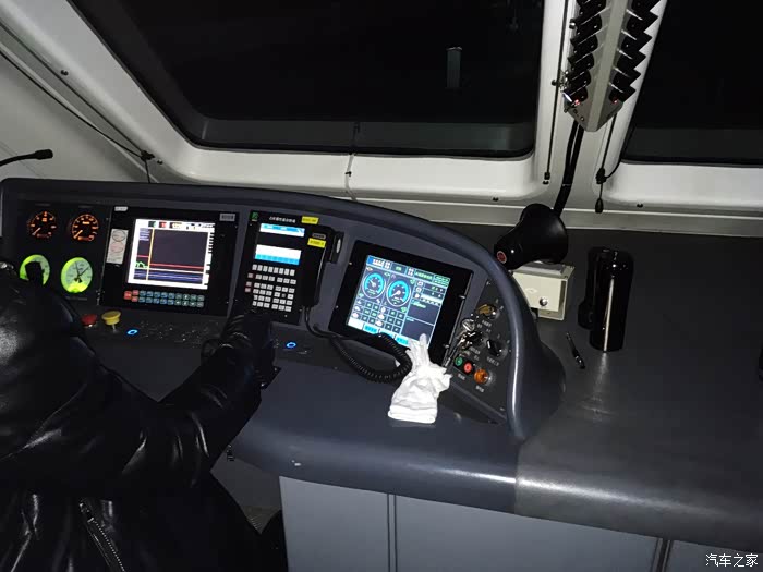 那小子真帅看一个高颜值轨道检查车