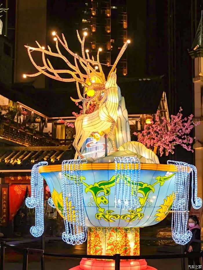 今年的脚步到来,长嘉汇弹子石老街迎来了第二届灯会.