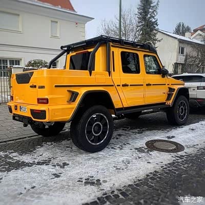 这样橘黄色的奔驰大g,,动力十足,在雪地里行车无忧,帅气满满
