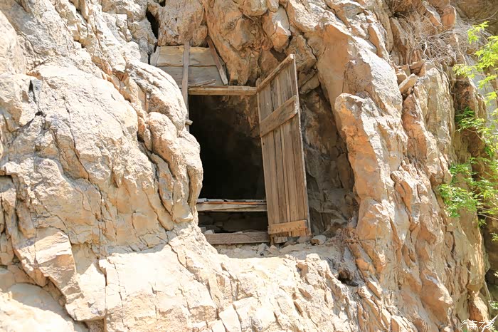 闭关修行的山洞,没想到还有床铺