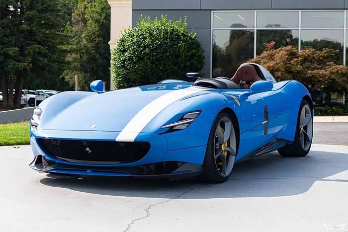蓝色的法拉利ferrari monza sp3,真是帅气满满