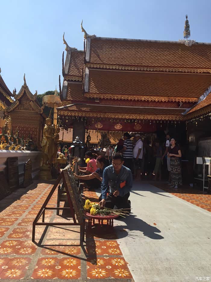 善男信女在拜佛,泰国是佛教国度全民都信奉的