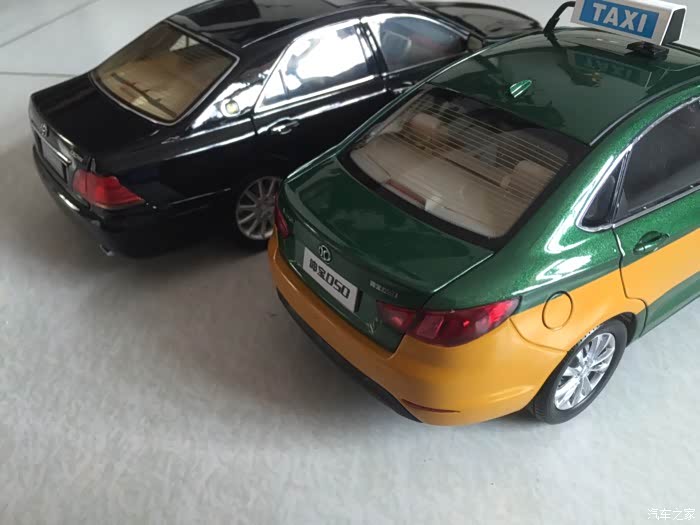 摆拍丰田皇冠与出租车