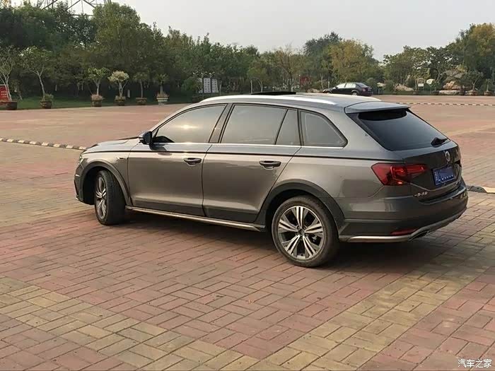 有柏林灰的车友吗,今天刚定的车,想再看看实车