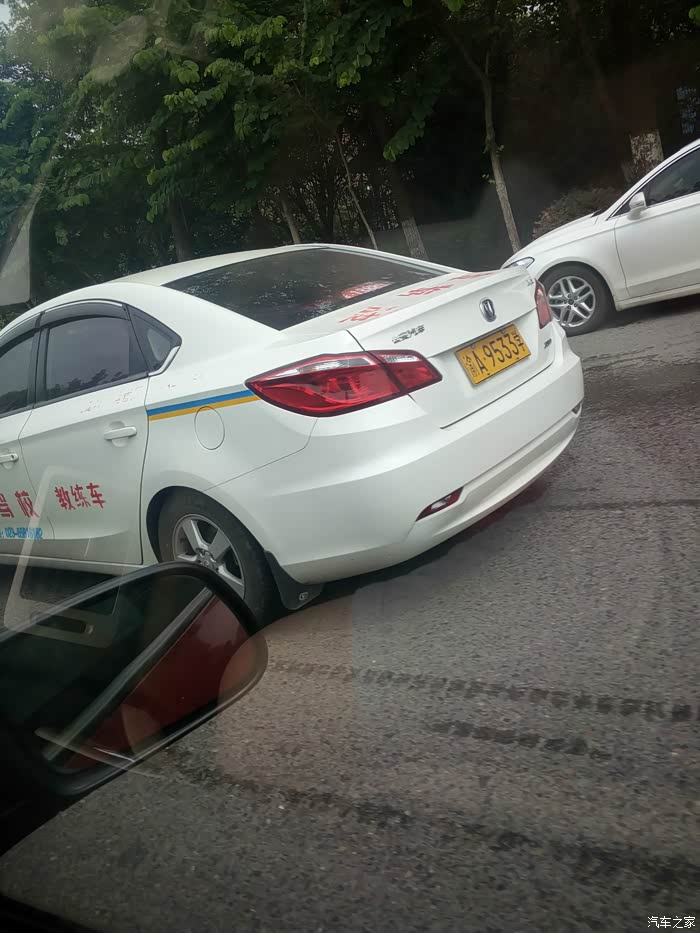 这是什么?长安逸动教练车?