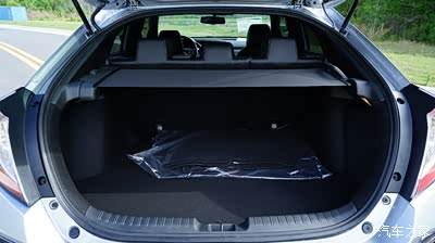 因为厢车要牺牲两侧空间来安装后备箱铰链所以两厢后备箱容积般后座椅