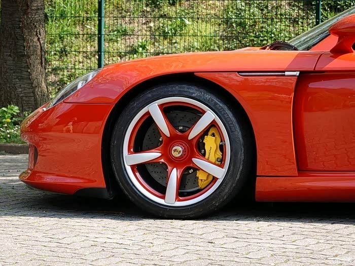 橙红色的保时捷跑车自带光环,颜值爆表