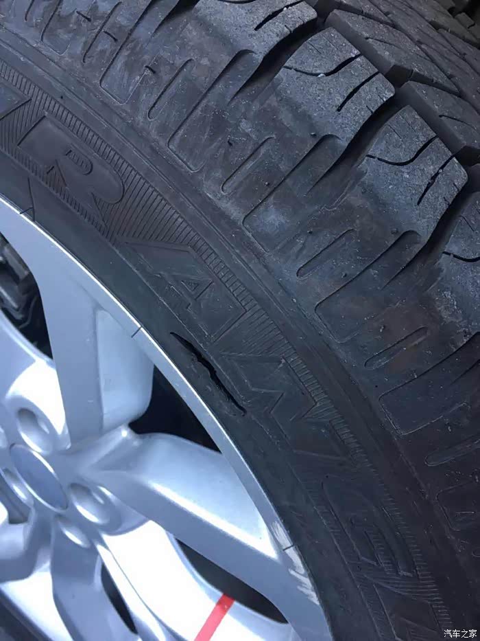 急问!轮胎裂了个口子 请问各位怎么办啊