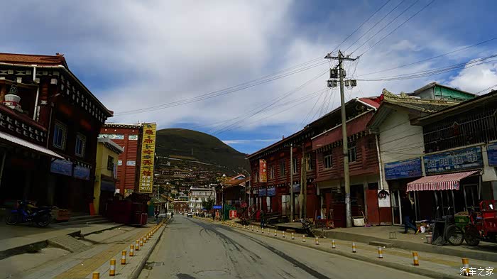 路过炉霍县城,让人感叹美丽高原,破旧县城.