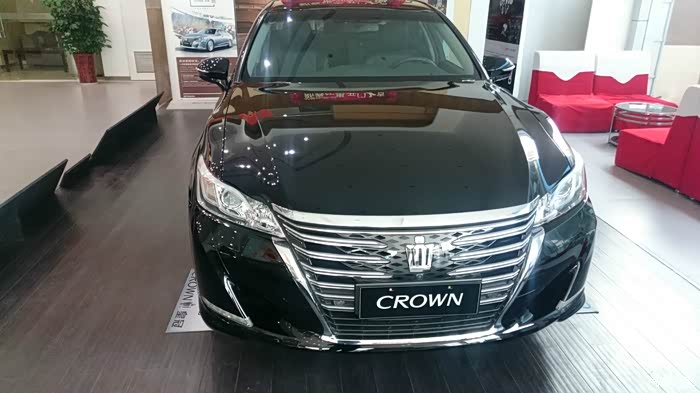 偶然看到一台2.8l的老皇冠,感觉真的好复杂.