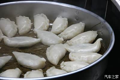 这个蒸雀儿粑看这个形状有没有像麻雀样感觉