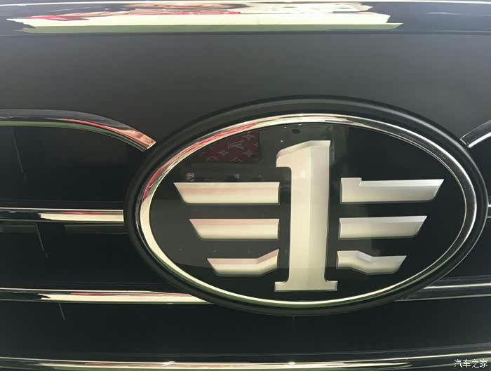 我最喜欢的就是一汽的标志,像个老鹰的样子,很大气有没有