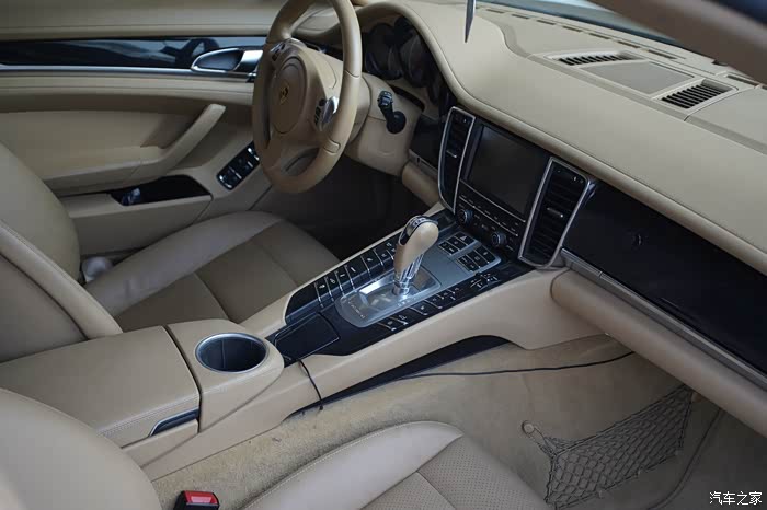 车内大部分都是革,不像现在的保时捷很多选配的全真皮的内饰