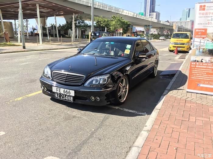 w220改了轮毂跟led灯带,熏黑进气加雾灯,瞬间精神!