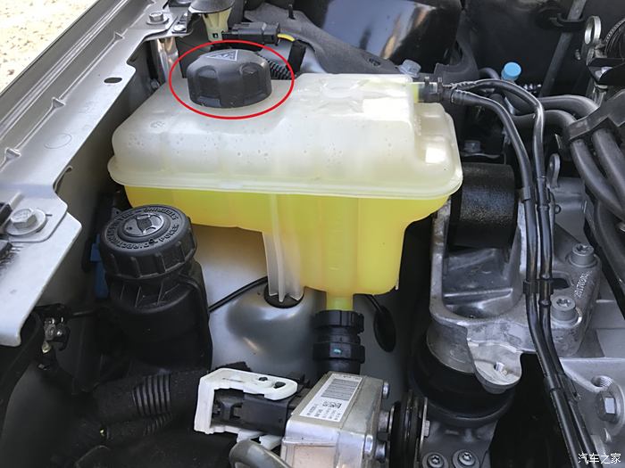 宝马7系冷却液位置图图片