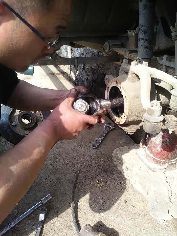 保养前轴头应该注意的地方修自己的车仔细一个轴头半天工