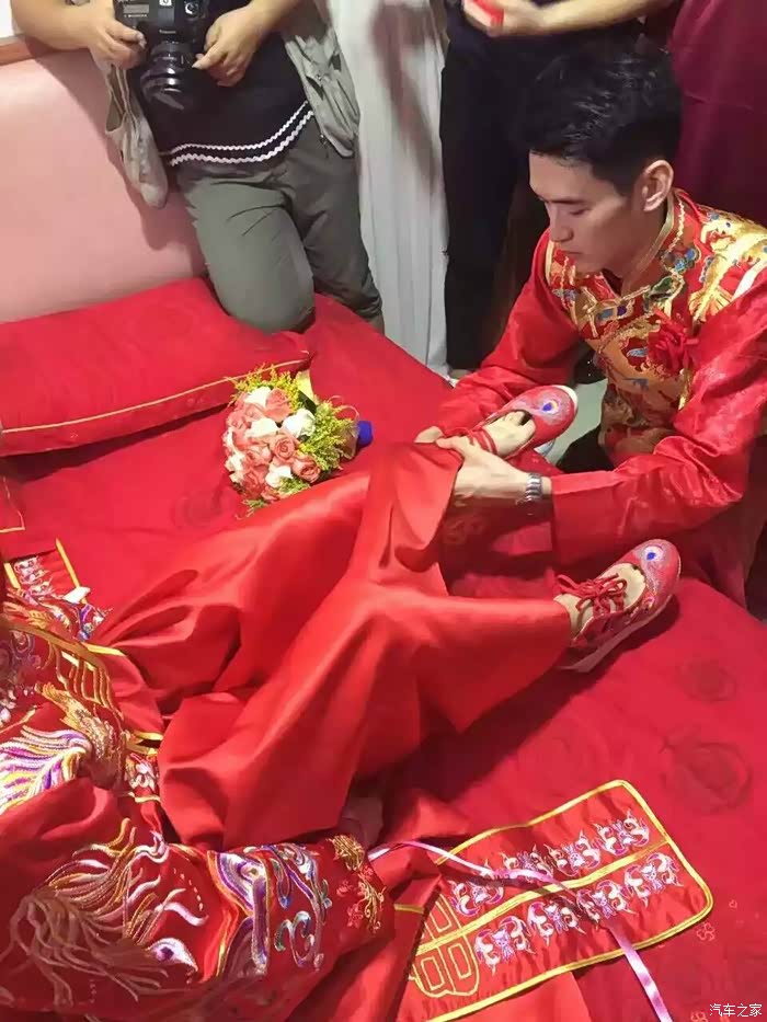 接亲路上没有拍照,这是在新娘家,筷子为新娘子穿上婚鞋,回家洞房楼!