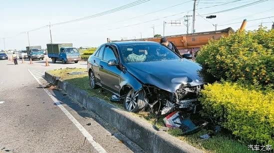 台湾老e车祸致4名富豪2死2伤如果有新e的安全配置可否避免