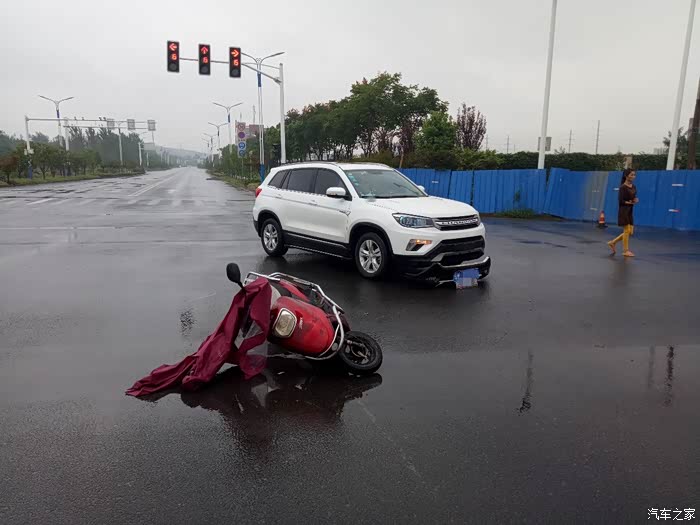 南京长安cs75车友会电动车闯红灯发生交通事故判定同等责任