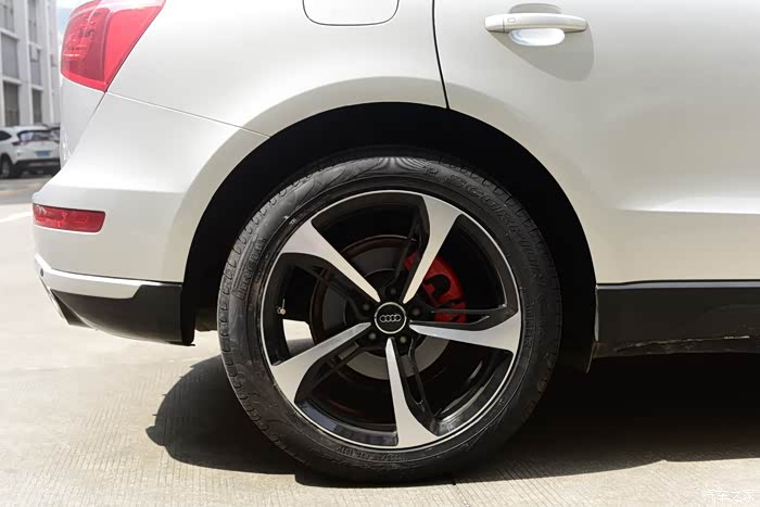 奥迪q5改rsq5包围座椅避震轮毂刹车马力提升到300匹