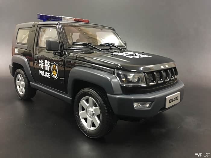 警察带走皮皮虾bj40特警车