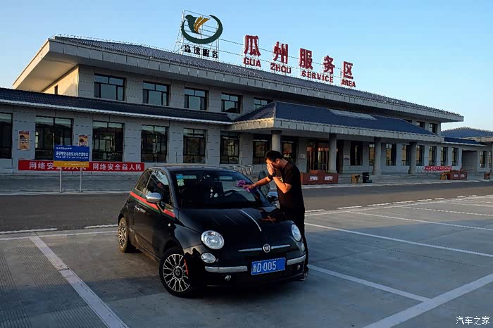 在瓜州服务区稍作休息,这边开始是柳格高速,应该是新通车的,整个服 