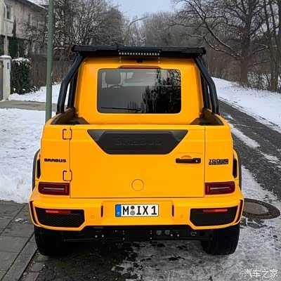 这样橘黄色的奔驰大g,,动力十足,在雪地里行车无忧,帅气满满