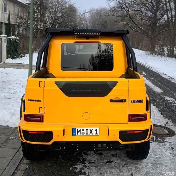 这样橘黄色的奔驰大g,,动力十足,在雪地里行车无忧,帅气满满