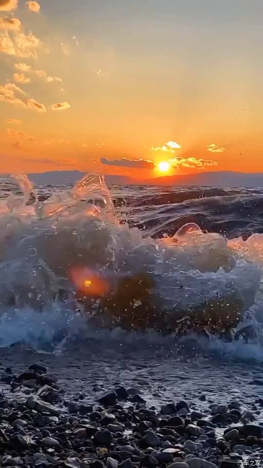 日落下的惊涛拍岸