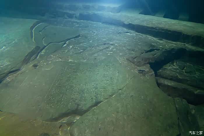 三峡蓄水会将这些石刻彻底淹没,所以建了这座水下博物馆,让后人参观