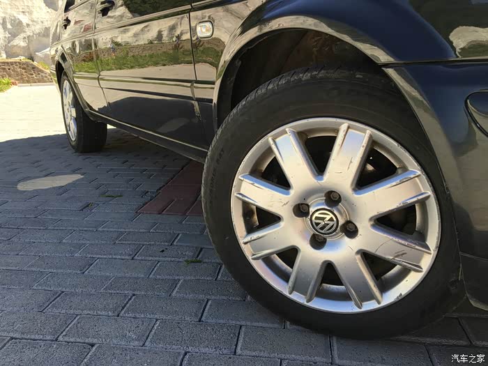 15寸轮毂特写,这是我觉得老款捷达里最好看的轮毂.