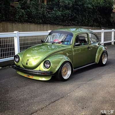 绿金龟子颜色搭配金色bbs轮毂,很适合这辆玩性能范儿的老虫子