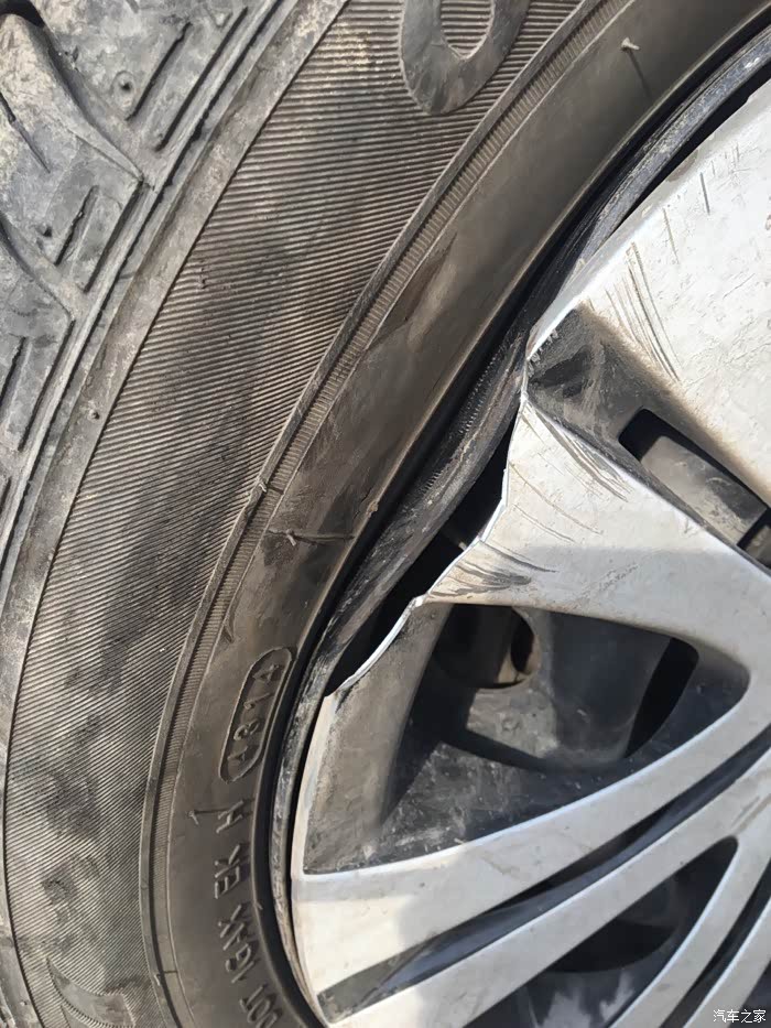 西安自驾游铁轮毂不知道啥时候撞坏了也是醉了