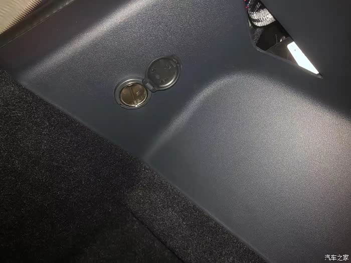 modely后备箱有点烟器插口么