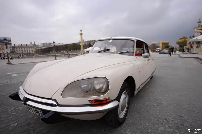 热闹的巴黎街头ds老爷车也是一道美丽的风景线