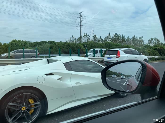 高速路上偶遇豪车