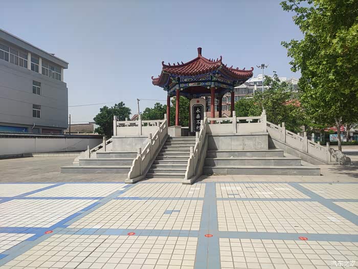 逸起瞻仰郭企之烈士陵园