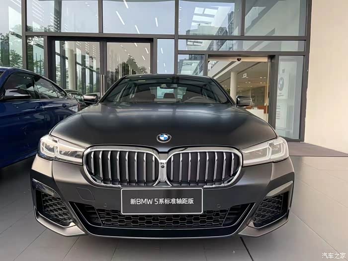 bmw540i磨砂黑酷酷的静待有缘人